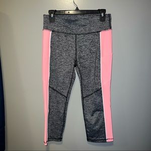 🔴 Xersion Mid-Rise fitted Capri size medium, side pockets